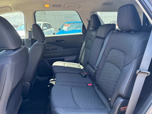 Used 2024 Nissan Pathfinder SV image 12