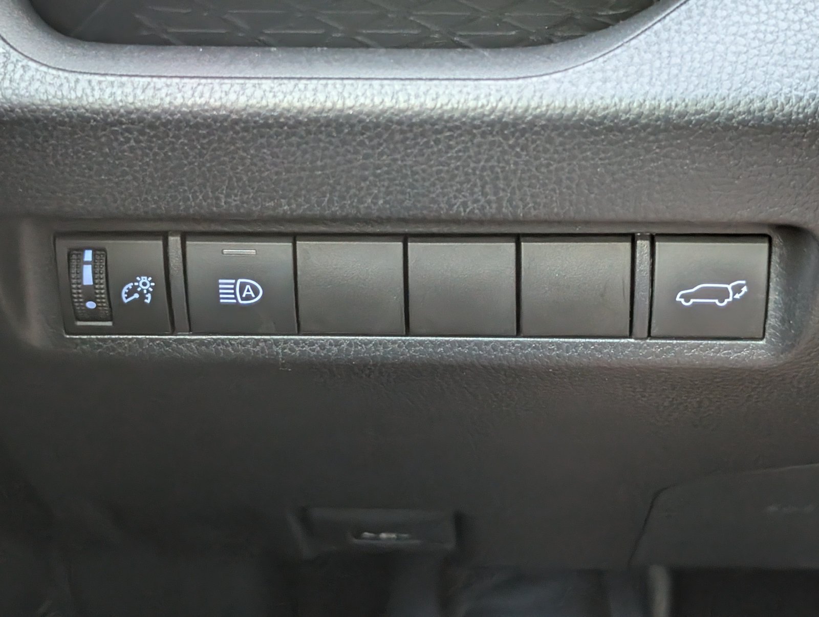 Used 2020 Toyota RAV4 XLE Premium FWD image 22