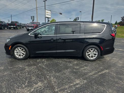 Used 2024 Chrysler Pacifica Touring-L FWD image 6