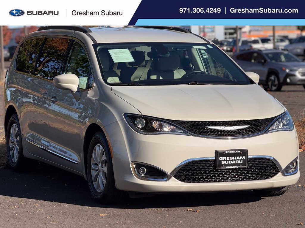 Used 2017 Chrysler Pacifica Touring-L FWD image 1