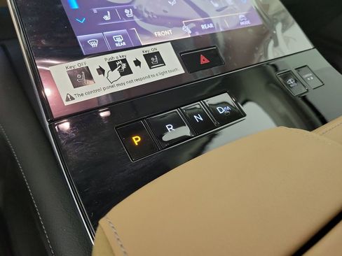 Used 2025 INFINITI QX80 Sensory image 29