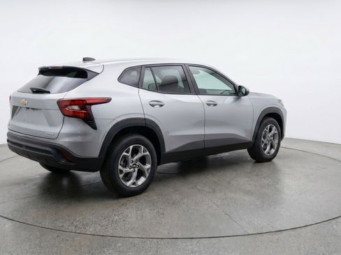 Used 2025 Chevrolet Trax LT FWD image 9