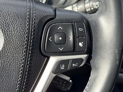 Used 2018 Toyota Highlander XLE image 24