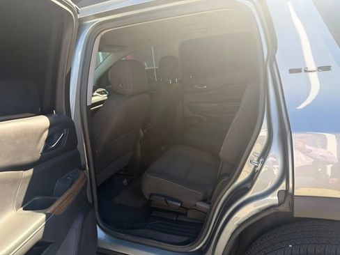 Used 2023 GMC Acadia SLE w/ Driver Convenience Package FWD image 9