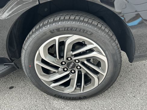 New 2026 Lincoln Navigator Premiere AWD/4WD image 12