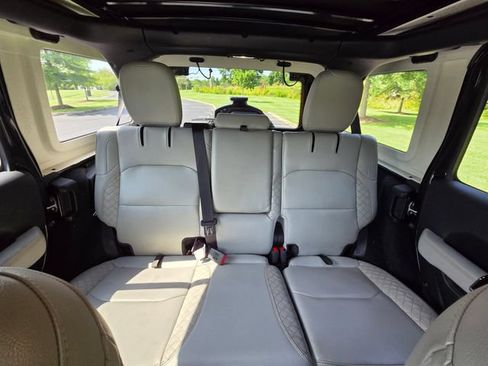 Used 2023 Jeep Wrangler Unlimited Sahara AWD/4WD image 16