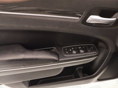 Used 2019 Chrysler 300 Touring w/ Chrome Appearance Package RWD image 14