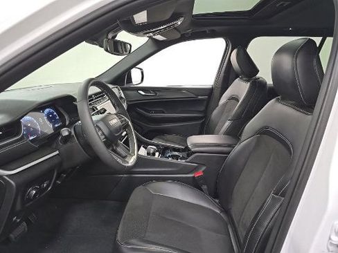 Used 2023 Jeep Grand Cherokee Altitude AWD/4WD image 2
