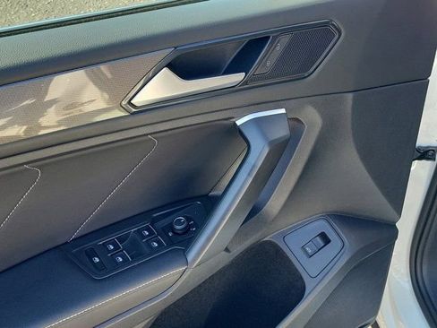 Used 2023 Volkswagen Tiguan SE w/ Panoramic Sunroof Package FWD image 18