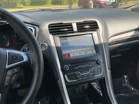 Used 2018 Ford Fusion SE w/ Fusion SE Technology Package FWD image 19