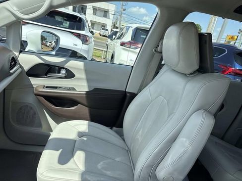 Used 2020 Chrysler Pacifica Touring-L Plus FWD image 20