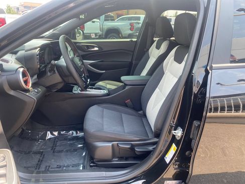Used 2025 Chevrolet Trax RS w/ Sunroof Package FWD image 9