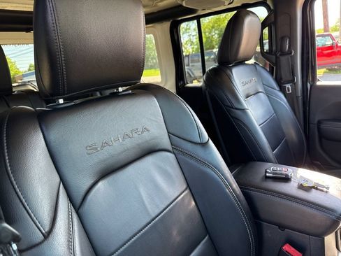Used 2018 Jeep Wrangler Unlimited Sahara AWD/4WD image 38