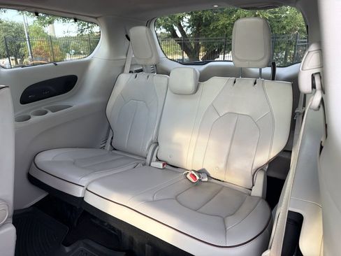 Used 2017 Chrysler Pacifica Limited FWD image 32