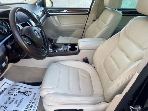 Used 2014 Volkswagen Touareg TDI image 11