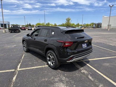 New 2026 Chevrolet Trax LT w/ Sunroof Package FWD image 8