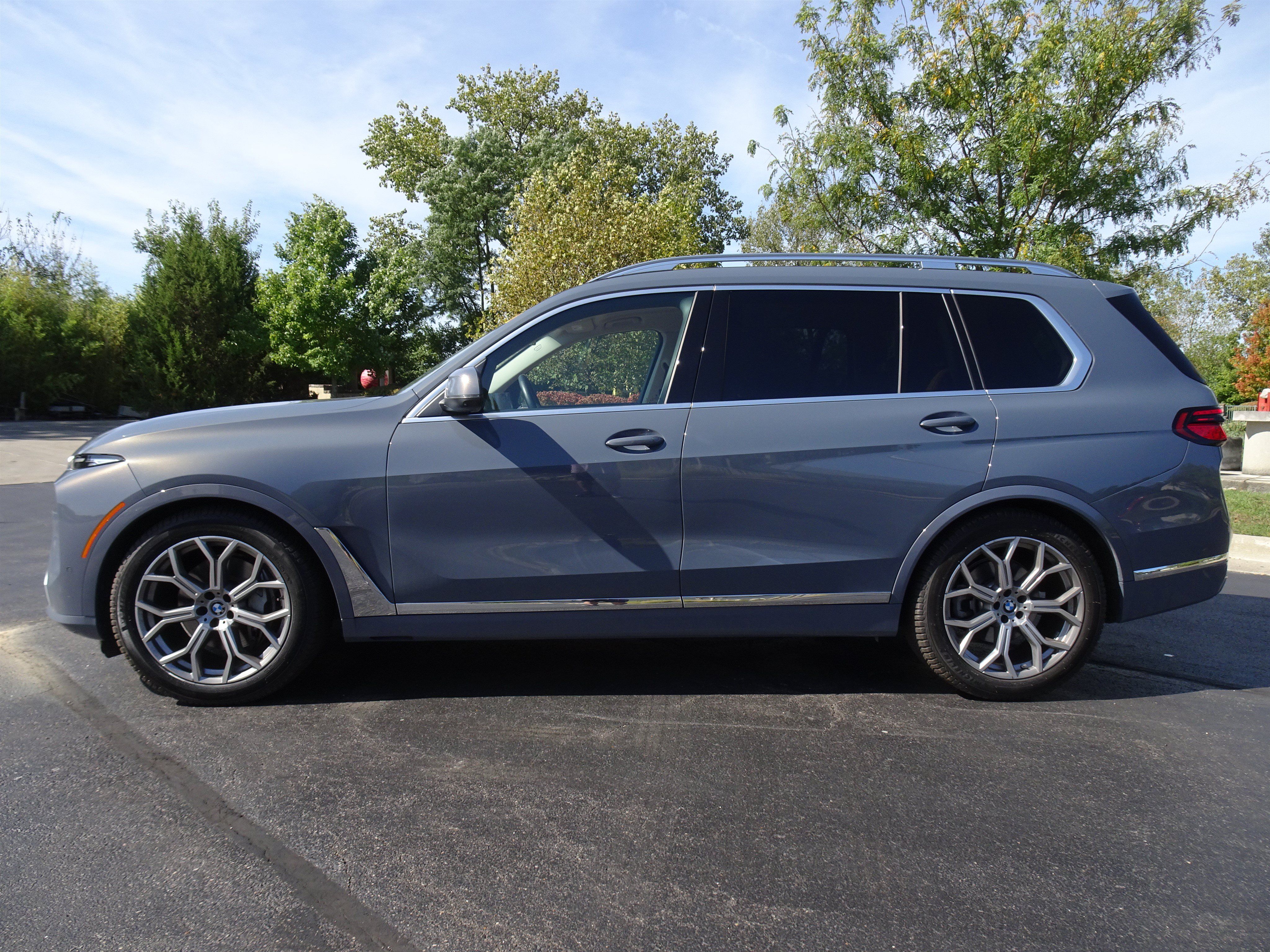 Used 2024 BMW X7 xDrive40i w/ Premium Package AWD/4WD image 3