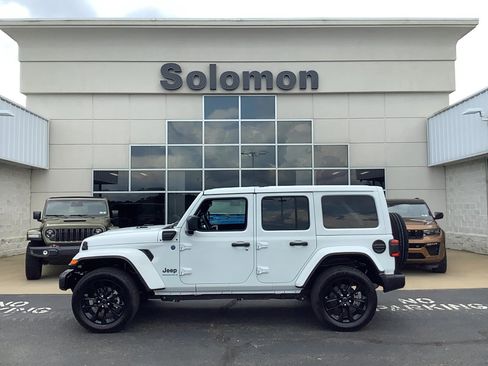 Certified 2025 Jeep Wrangler Unlimited Sahara w/ Safety Group AWD/4WD image 1