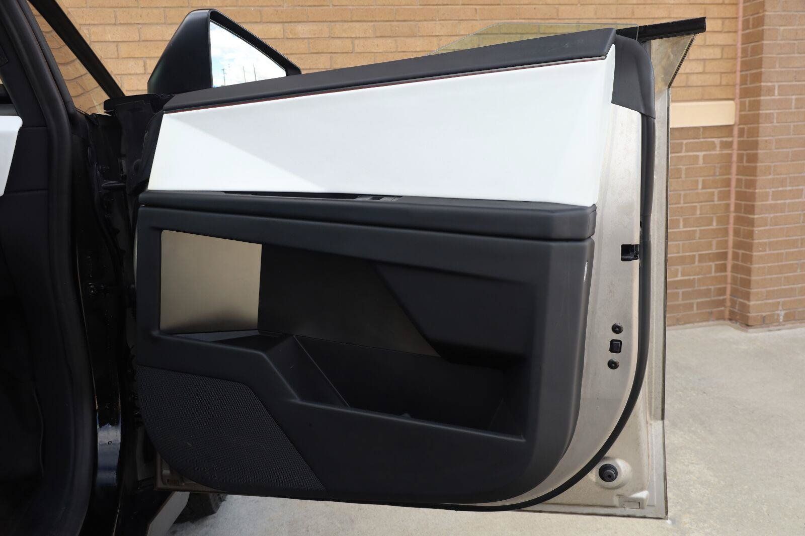 Used 2024 Tesla Cybertruck AWD Crew Cab image 28