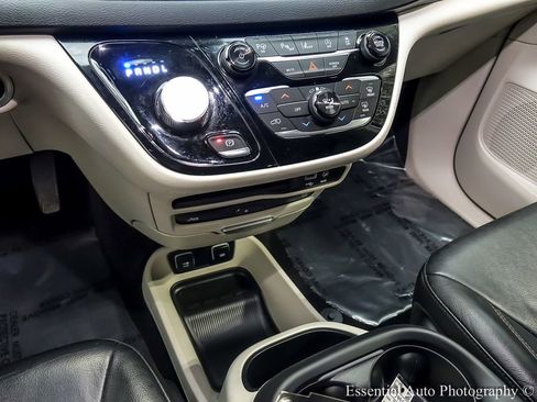 Used 2018 Chrysler Pacifica Touring-L Plus w/ Advanced Safetytec Group FWD image 22