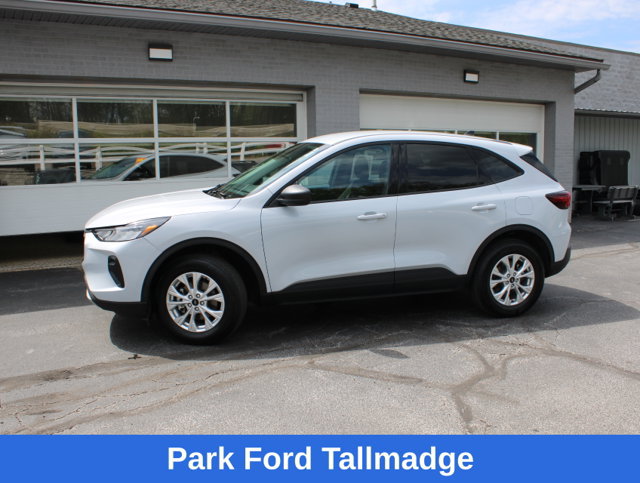 Used 2025 Ford Escape Active AWD/4WD image 2