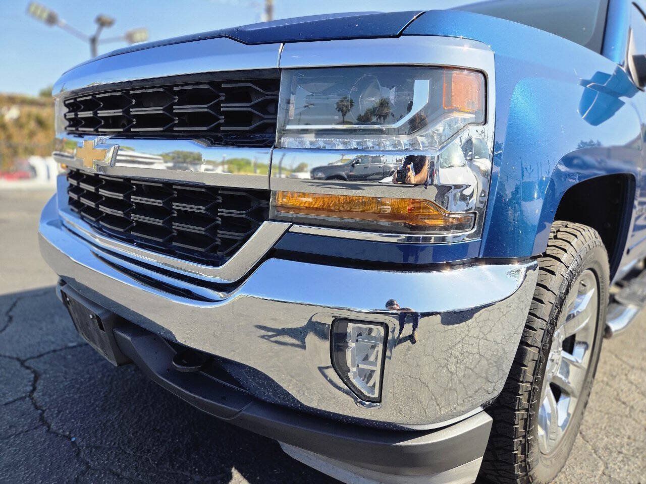 Used 2018 Chevrolet Silverado 1500 LT w/ LT Eassist Package AWD/4WD image 17