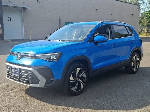 Used 2025 Volkswagen Taos SE AWD/4WD image 5
