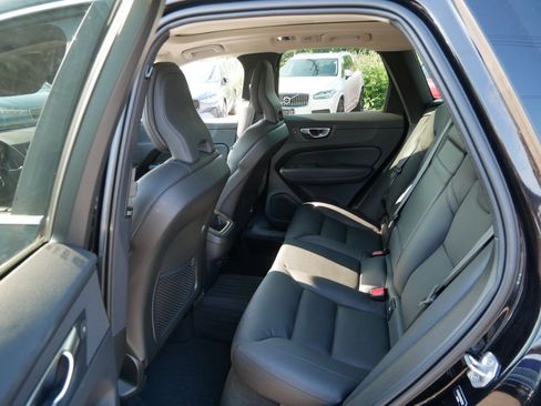 Used 2021 Volvo XC60 T5 Momentum w/ Premium Package AWD/4WD image 11