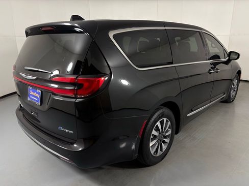 Used 2023 Chrysler Pacifica Limited image 9