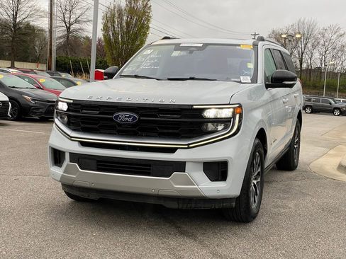 Used 2025 Ford Expedition Platinum image 3