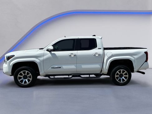 Used 2025 Toyota Tacoma SR5 AWD/4WD image 7