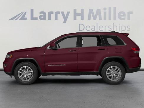 Used 2017 Jeep Grand Cherokee Laredo AWD/4WD image 4