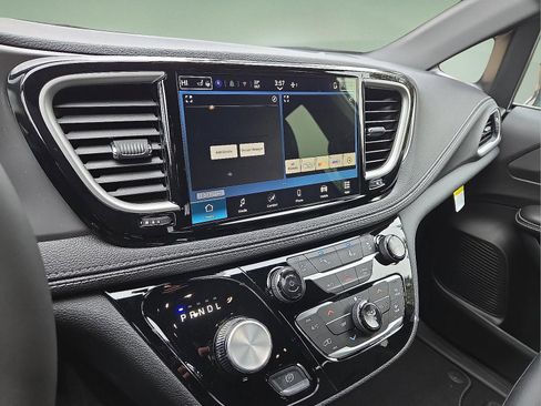 New 2026 Chrysler Pacifica Select image 16