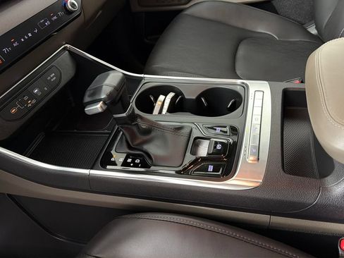 Used 2025 Kia Carnival EX FWD image 24