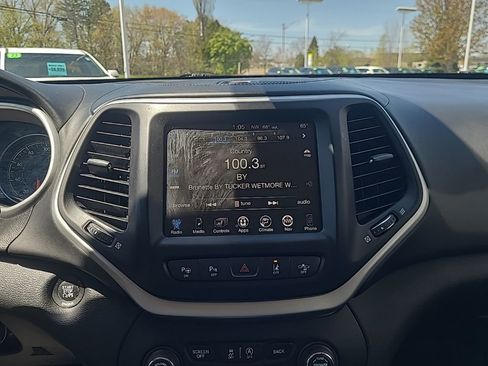 Used 2016 Jeep Cherokee Overland w/ Technology Group AWD/4WD image 23