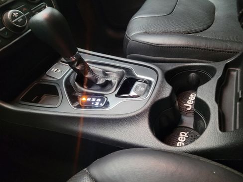 Used 2019 Jeep Cherokee Limited w/ Luxury Group FWD image 26