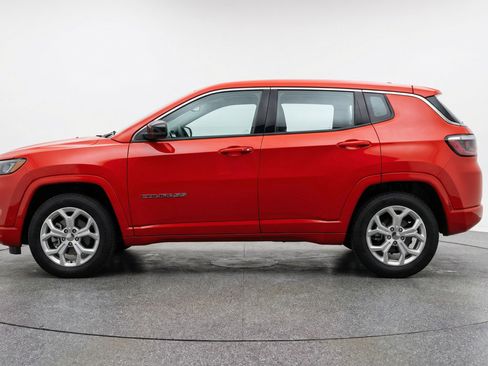 Used 2025 Jeep Compass Latitude AWD/4WD image 5