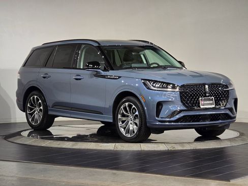 New 2025 Lincoln Aviator Premiere w/ Jet Appearance Package image 3