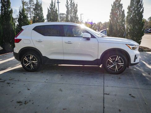 Used 2025 Volvo XC40 B5 Core image 11