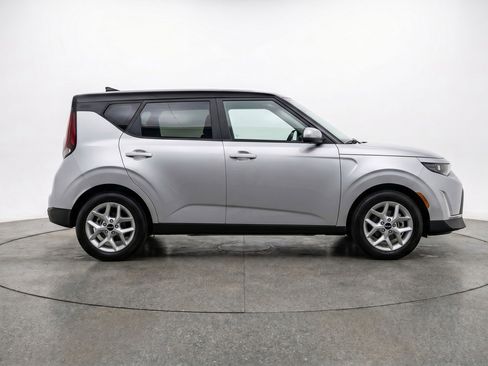 Used 2025 Kia Soul LX w/ LX Technology Package FWD image 11