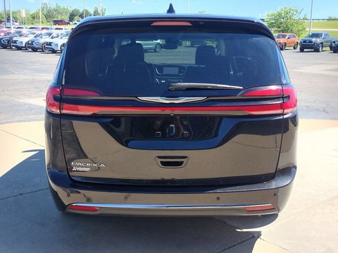 Used 2023 Chrysler Pacifica Touring-L FWD image 17