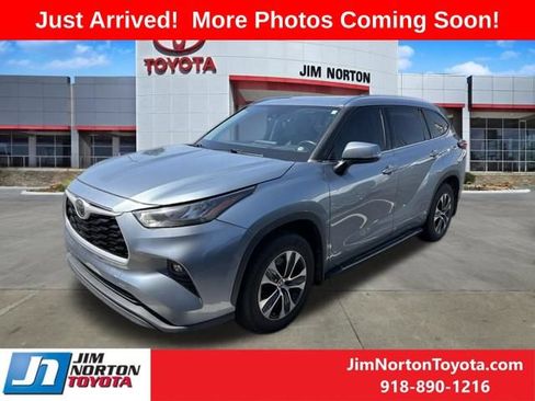 Used 2020 Toyota Highlander XLE AWD/4WD image 4