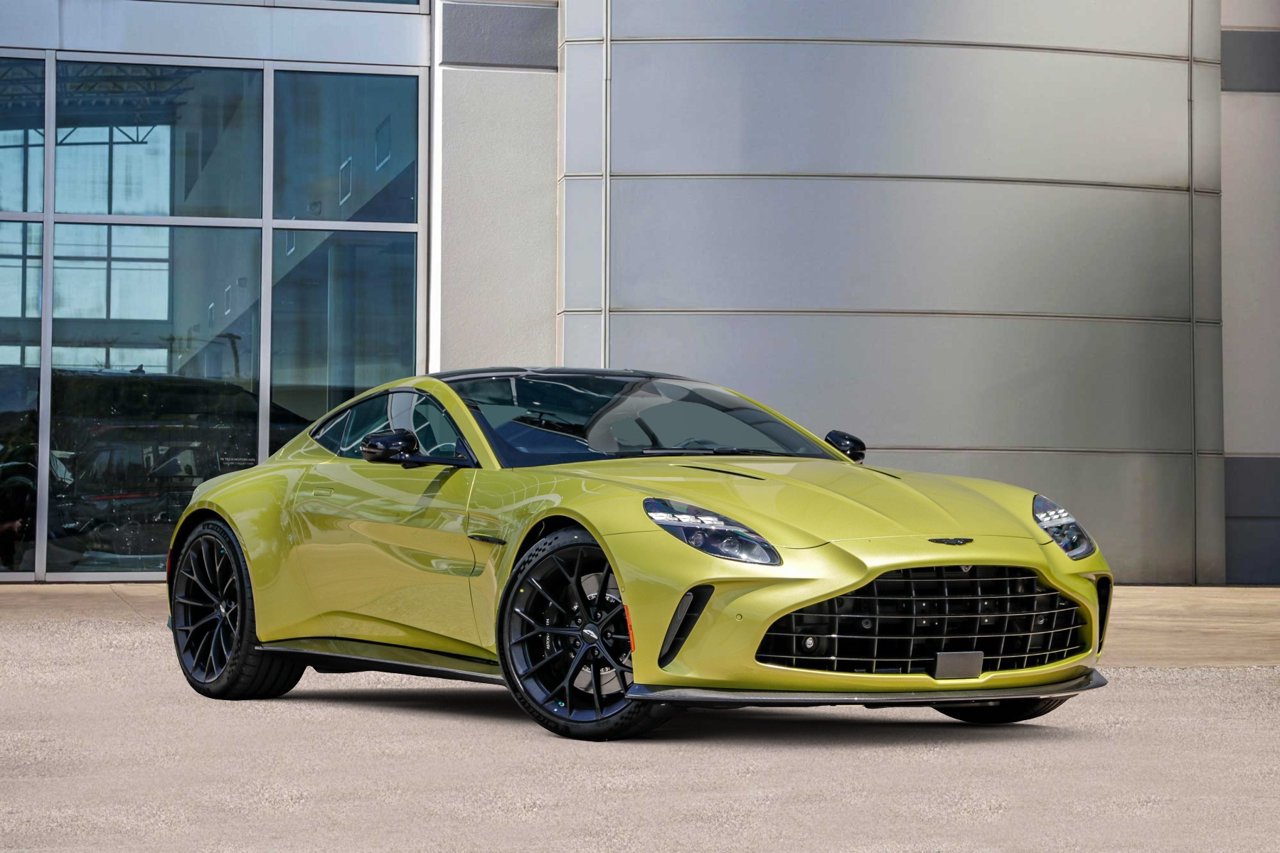 Used 2025 Aston Martin V8 Vantage Coupe RWD image 1