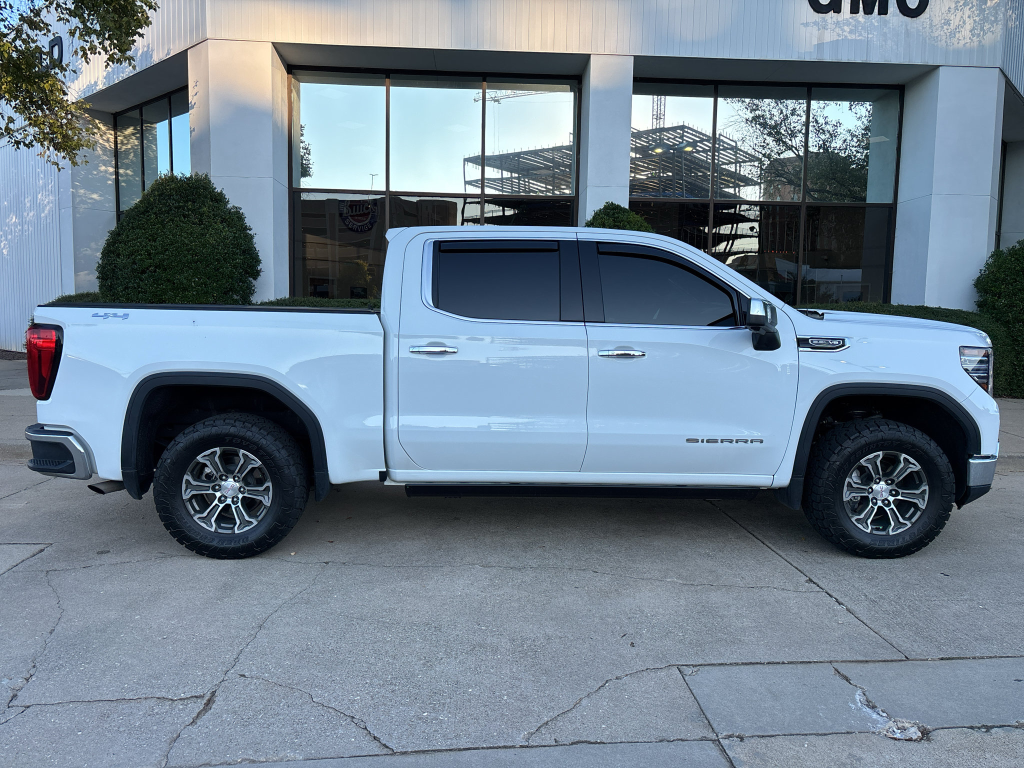 Used 2025 GMC Sierra 1500 SLT AWD/4WD image 9