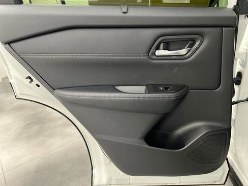 Used 2025 Nissan Rogue SL w/ Tech Package FWD image 15