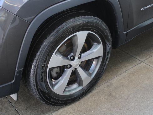 Used 2019 Jeep Cherokee Limited w/ Luxury Group image 37