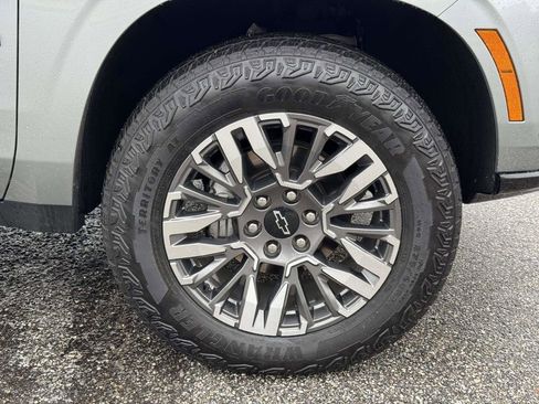 Used 2025 Chevrolet Suburban Z71 image 27