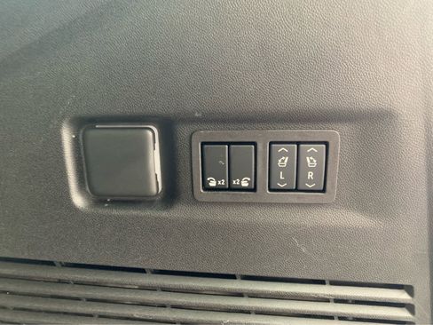 Used 2024 GMC Yukon XL Denali image 7