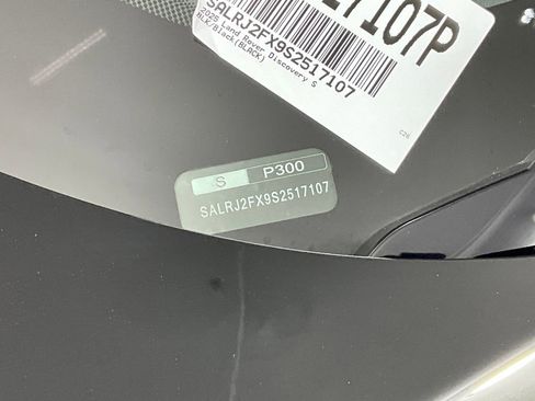 Used 2025 Land Rover Discovery S image 32