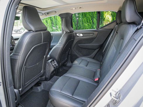 Used 2025 Volvo XC40 B5 Plus AWD/4WD image 8